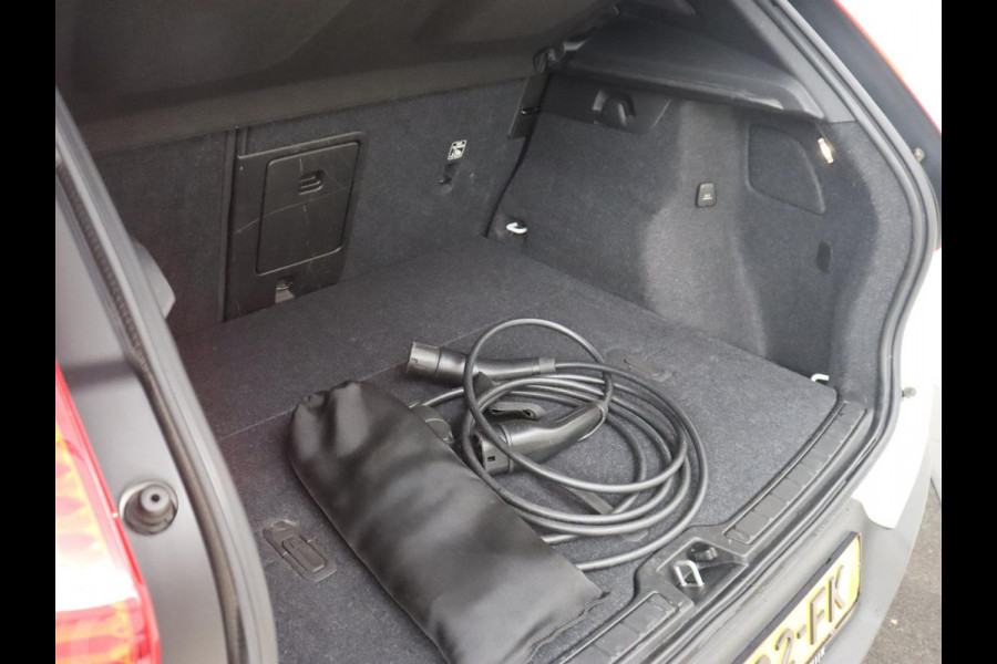 Volvo XC40 Recharge P8 AWD R-Design | Panoramadak | 360 Camera | Harman/Kardon | Stoel & stuurverwarming | Adaptive cruise | Leder/Alcantara | Carplay | Navigatie
