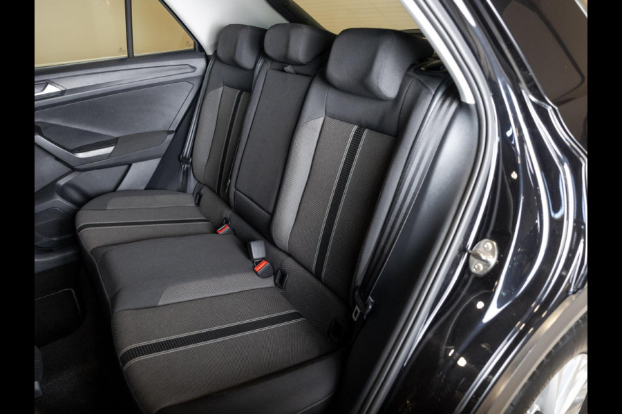 Volkswagen T-Roc 1.0 TSI Style / 116pk / Trekhaak / Achteruitrij camera / Apple CarPlay / Adaptieve cruise control /