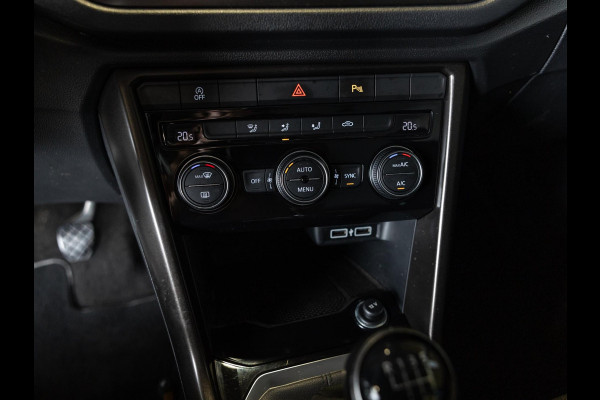 Volkswagen T-Roc 1.0 TSI Style / 116pk / Trekhaak / Achteruitrij camera / Apple CarPlay / Adaptieve cruise control /