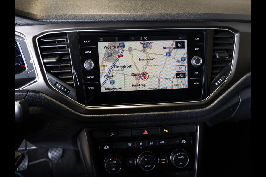 Volkswagen T-Roc 1.0 TSI Style / 116pk / Trekhaak / Achteruitrij camera / Apple CarPlay / Adaptieve cruise control /