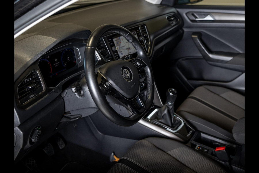 Volkswagen T-Roc 1.0 TSI Style / 116pk / Trekhaak / Achteruitrij camera / Apple CarPlay / Adaptieve cruise control /
