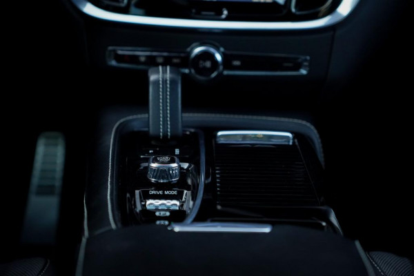 Volvo V60 2.0 T8 Twin Engine AWD Polestar 405 PK / Bowers&Wilkins / HEICO / Pano / Adaptive Cruise / Trekhaak