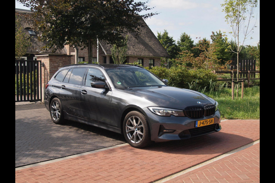 BMW 3 Serie Touring 318i Executive Edition | Apple Carplay | Cruise Control | Sfeerverlichting | Parkeersensoren |