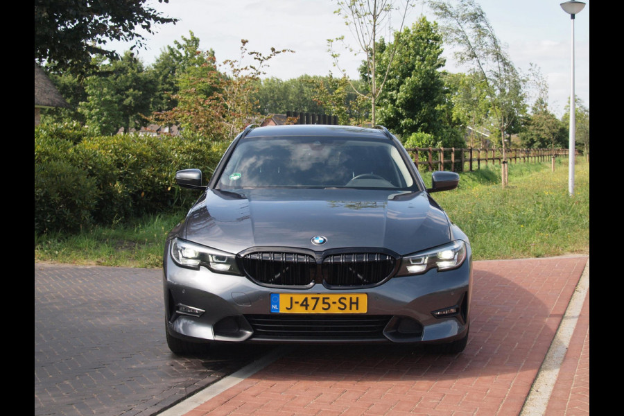 BMW 3 Serie Touring 318i Executive Edition | Apple Carplay | Cruise Control | Sfeerverlichting | Parkeersensoren |