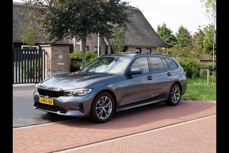 BMW 3 Serie Touring 318i Executive Edition | Apple Carplay | Cruise Control | Sfeerverlichting | Parkeersensoren |