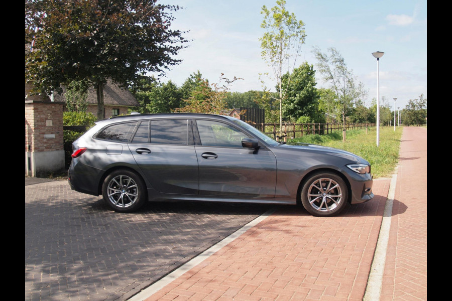 BMW 3 Serie Touring 318i Executive Edition | Apple Carplay | Cruise Control | Sfeerverlichting | Parkeersensoren |