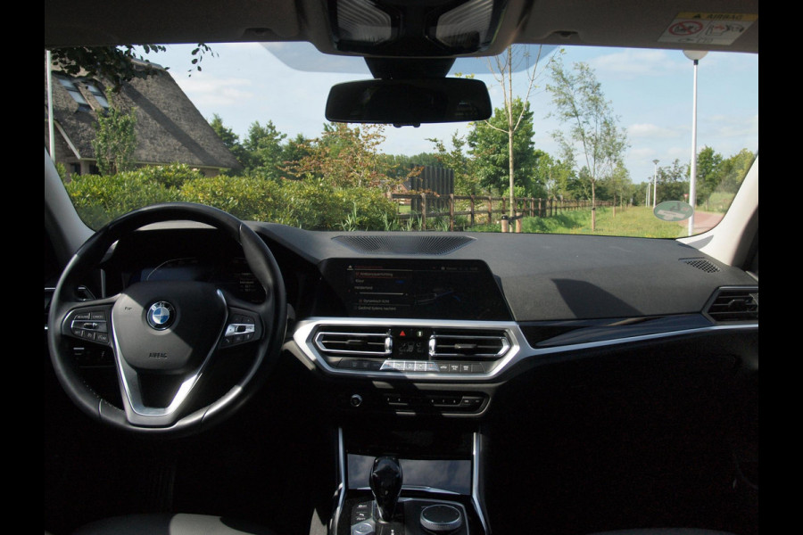 BMW 3 Serie Touring 318i Executive Edition | Apple Carplay | Cruise Control | Sfeerverlichting | Parkeersensoren |
