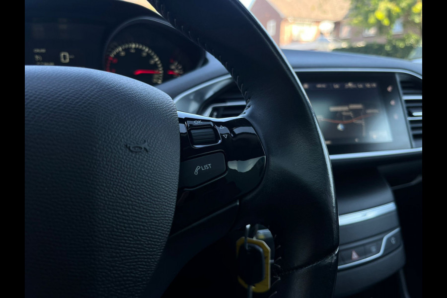 Peugeot 308 SW 1.2 PureTech Blue Executive, Airco, Pano, Bluetooth, Navi, PDC