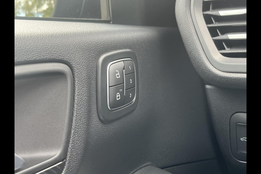 Ford Kuga 2.5 FHEV ST-Line X 190pk | Driver Assistance Pack | Winterpack | Panoramadak | Technology Pack | Geen Stekker nodig | All Season banden