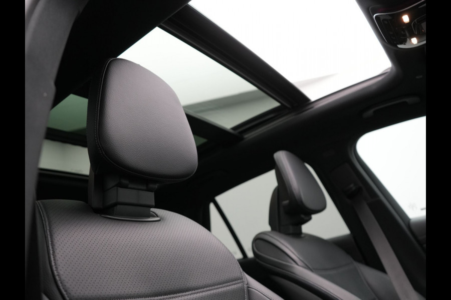Mercedes-Benz GLC 300e 4MATIC AMG Line Plug In Hybrid 313pk PHEV | Luchtvering | Trekhaak af Fabriek | Panodak | Adaptive Cruise | 4 Wielbesturing | 360 Camera |  Lederen Sportstoelen Massage & Ventilatie |