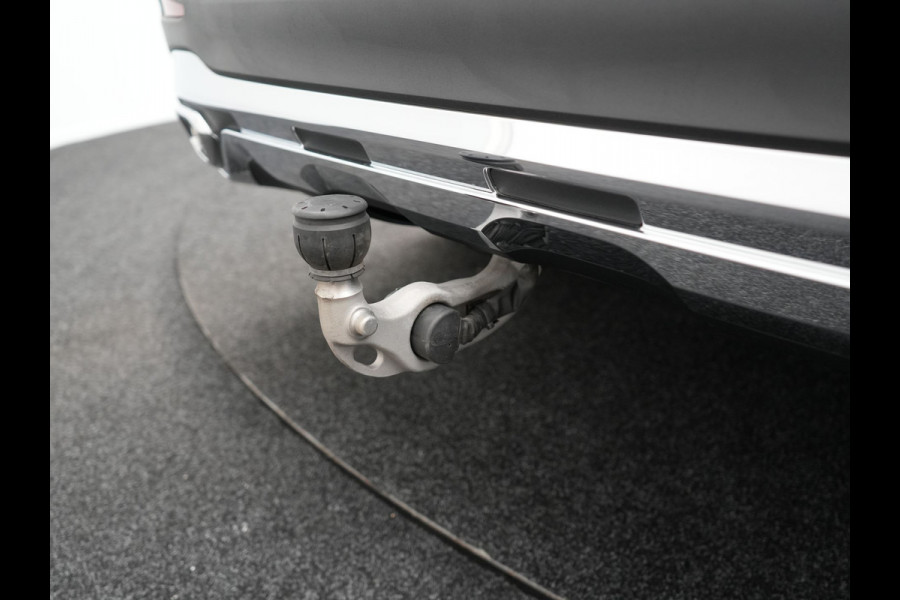 Mercedes-Benz GLC 300e 4MATIC AMG Line Plug In Hybrid 313pk PHEV | Luchtvering | Trekhaak af Fabriek | Panodak | Adaptive Cruise | 4 Wielbesturing | 360 Camera |  Lederen Sportstoelen Massage & Ventilatie |