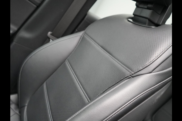 Mercedes-Benz GLC 300e 4MATIC AMG Line Plug In Hybrid 313pk PHEV | Luchtvering | Trekhaak af Fabriek | Panodak | Adaptive Cruise | 4 Wielbesturing | 360 Camera |  Lederen Sportstoelen Massage & Ventilatie |