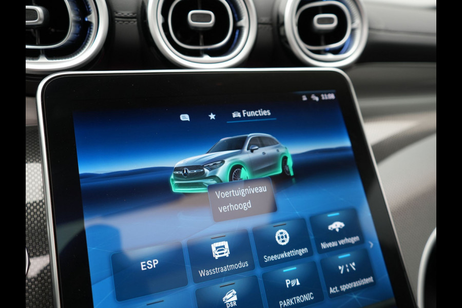 Mercedes-Benz GLC 300e 4MATIC AMG Line Plug In Hybrid 313pk PHEV | Luchtvering | Trekhaak af Fabriek | Panodak | Adaptive Cruise | 4 Wielbesturing | 360 Camera |  Lederen Sportstoelen Massage & Ventilatie |