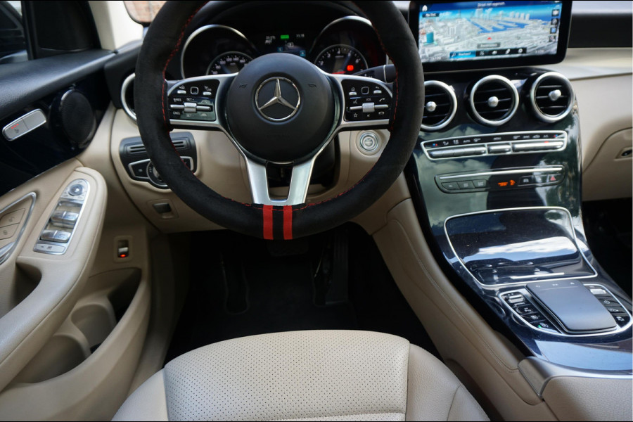 Mercedes-Benz GLC 200 Business Solution Limited | Origineel NL | Panoramadak | Trekhaak | Adaptive + Lane Departure | 360 camera | Apple Carplay | Geperforreerd lederen interieur | AMG sportvelgen