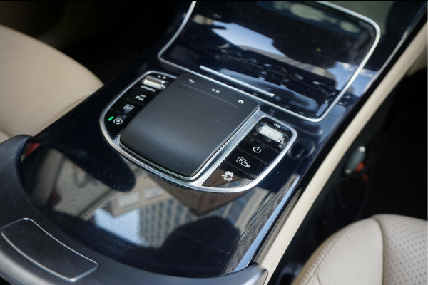 Mercedes-Benz GLC 200 Business Solution Limited | Origineel NL | Panoramadak | Trekhaak | Adaptive + Lane Departure | 360 camera | Apple Carplay | Geperforreerd lederen interieur | AMG sportvelgen