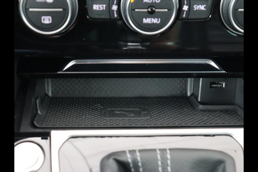 Volkswagen Passat 1.5 TSI R Line | Nappaleder | Stoelverwarming | Trekhaak | LED Plus | Adaptive cruise | Carplay | Virtual Cockpit | Navigatie | Climate control