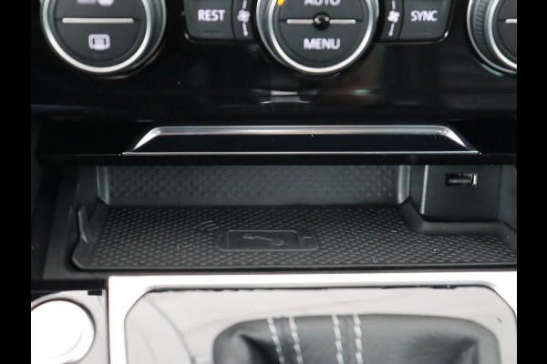 Volkswagen Passat 1.5 TSI R Line | Nappaleder | Stoelverwarming | Trekhaak | LED Plus | Adaptive cruise | Carplay | Virtual Cockpit | Navigatie | Climate control