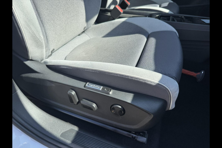 Volkswagen ID.3 First Max 58 kWh Panorama Trekhaak Camera Ergonomische stoelen Sfeer verlichting