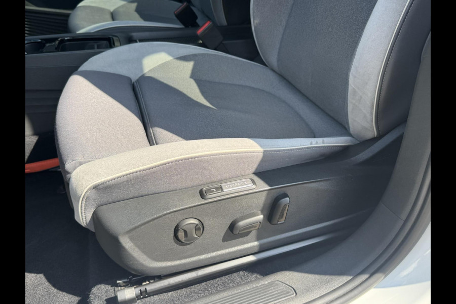 Volkswagen ID.3 First Max 58 kWh Panorama Trekhaak Camera Ergonomische stoelen Sfeer verlichting