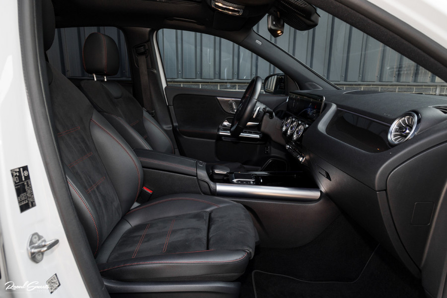 Mercedes-Benz GLA 180 Business Solution AMG | Panorama dak | Memory stoelen | Matrix led | Apple carplay |