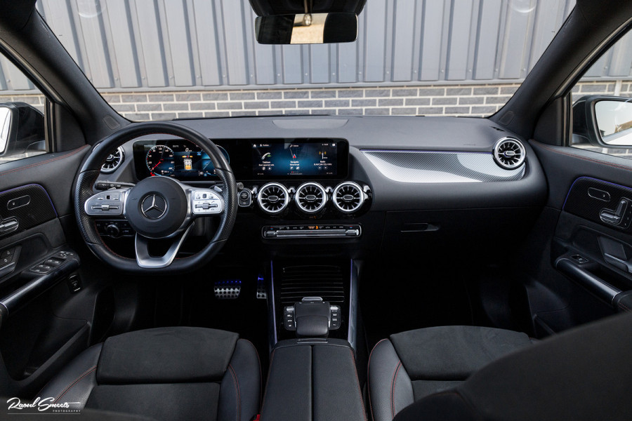 Mercedes-Benz GLA 180 Business Solution AMG | Panorama dak | Memory stoelen | Matrix led | Apple carplay |
