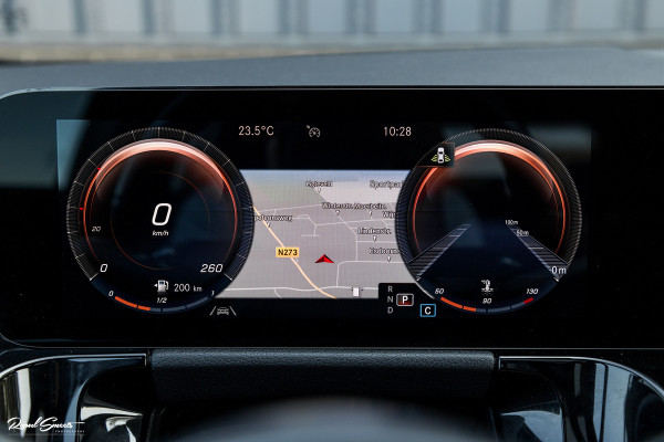 Mercedes-Benz GLA 180 Business Solution AMG | Panorama dak | Memory stoelen | Matrix led | Apple carplay |