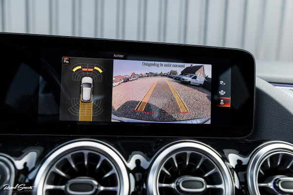 Mercedes-Benz GLA 180 Business Solution AMG | Panorama dak | Memory stoelen | Matrix led | Apple carplay |