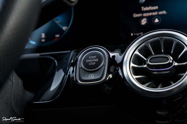 Mercedes-Benz GLA 180 Business Solution AMG | Panorama dak | Memory stoelen | Matrix led | Apple carplay |