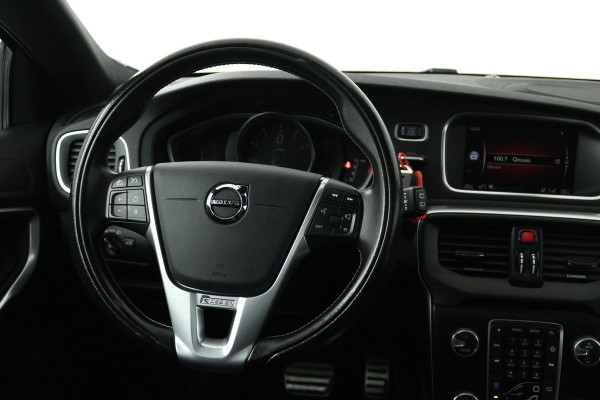 Volvo V40 1.5 T3 Polar+ Sport (PANORAMADAK, CAMERA, NAVIGATIE, STOELVERWARMING, PARKEERSENSOREN, CRUISE CONTROL, NL-AUTO)