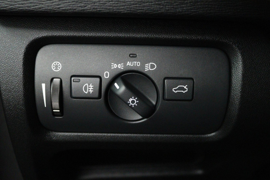 Volvo V40 1.5 T3 Polar+ Sport (PANORAMADAK, CAMERA, NAVIGATIE, STOELVERWARMING, PARKEERSENSOREN, CRUISE CONTROL, NL-AUTO)