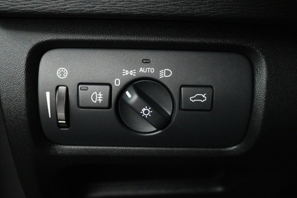 Volvo V40 1.5 T3 Polar+ Sport (PANORAMADAK, CAMERA, NAVIGATIE, STOELVERWARMING, PARKEERSENSOREN, CRUISE CONTROL, NL-AUTO)