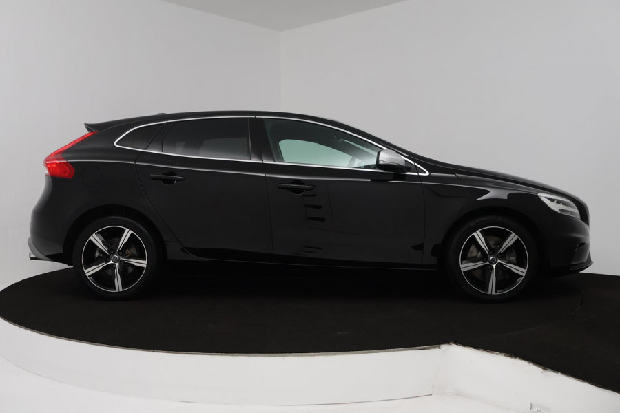 Volvo V40 1.5 T3 Polar+ Sport (PANORAMADAK, CAMERA, NAVIGATIE, STOELVERWARMING, PARKEERSENSOREN, CRUISE CONTROL, NL-AUTO)