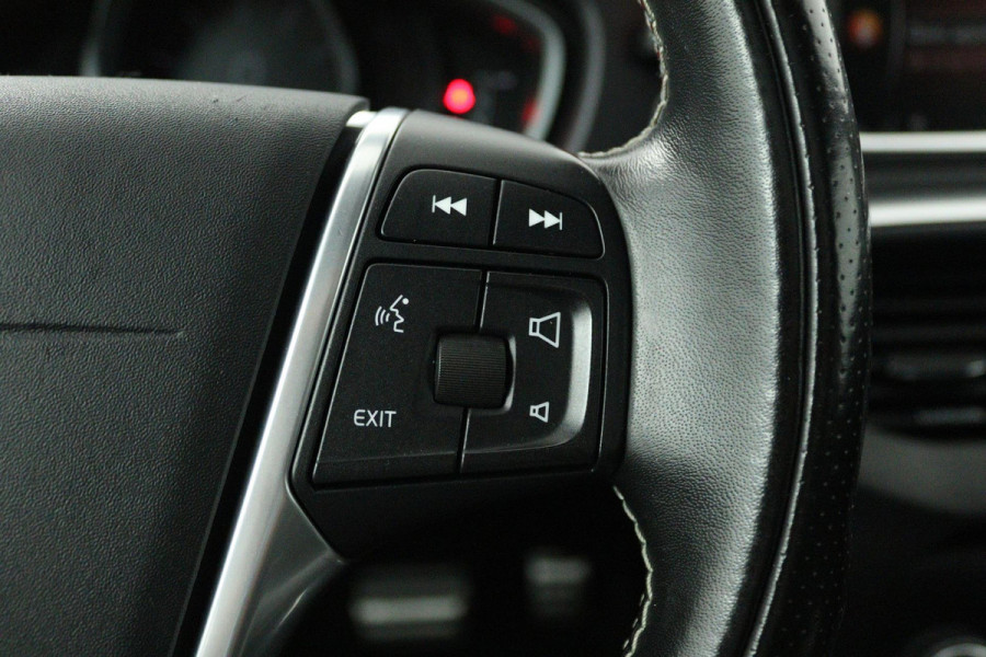 Volvo V40 1.5 T3 Polar+ Sport (PANORAMADAK, CAMERA, NAVIGATIE, STOELVERWARMING, PARKEERSENSOREN, CRUISE CONTROL, NL-AUTO)