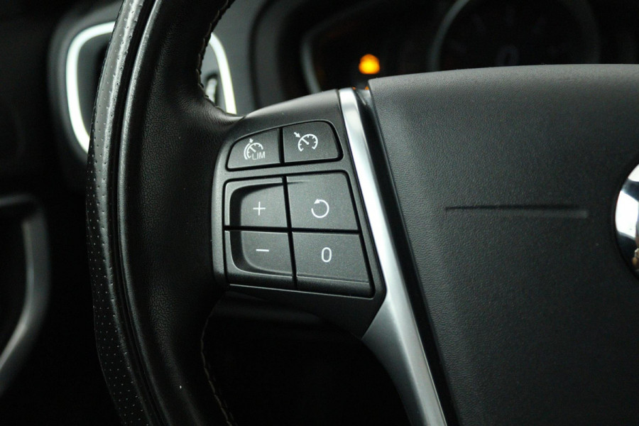 Volvo V40 1.5 T3 Polar+ Sport (PANORAMADAK, CAMERA, NAVIGATIE, STOELVERWARMING, PARKEERSENSOREN, CRUISE CONTROL, NL-AUTO)