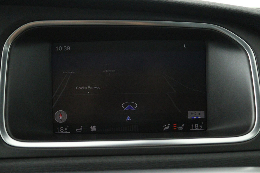 Volvo V40 1.5 T3 Polar+ Sport (PANORAMADAK, CAMERA, NAVIGATIE, STOELVERWARMING, PARKEERSENSOREN, CRUISE CONTROL, NL-AUTO)