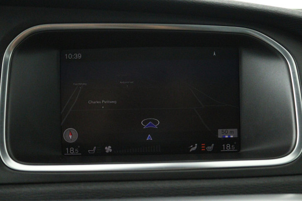 Volvo V40 1.5 T3 Polar+ Sport (PANORAMADAK, CAMERA, NAVIGATIE, STOELVERWARMING, PARKEERSENSOREN, CRUISE CONTROL, NL-AUTO)