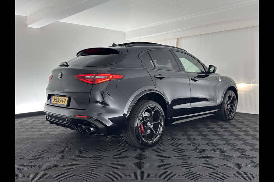 Alfa Romeo Stelvio 2.9 V6 AWD Quadrifoglio (INCL-BTW) Aut. *PANO | LEATHER-ALCANTARA | XENON | ADAPTIVE-CRUISE | BLIND-SPOT | HARMAN/KARDON | MEMORY-PACK | HEATED-SPORTSEATS | DAB+ | KEYLESS | CARPLAY | NAVI-FULLMAP | CARBON-INLAY |