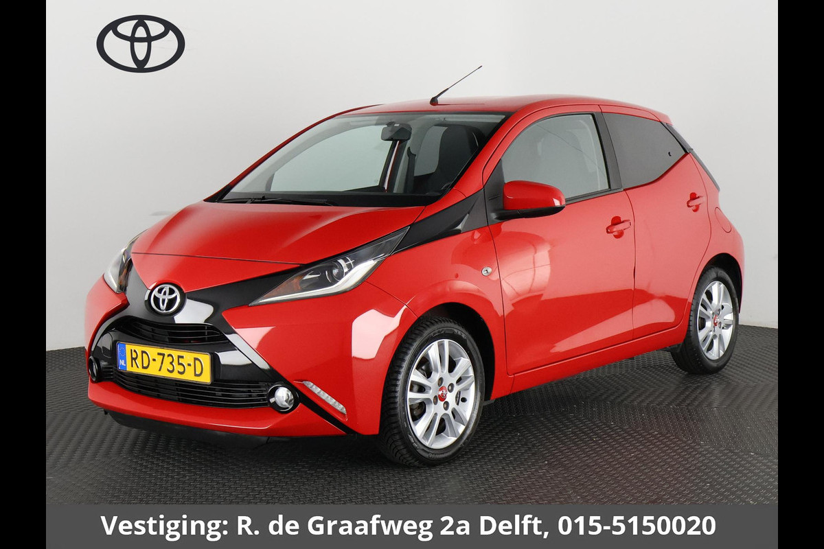 Toyota Aygo 1.0 VVT-i X-Joy | Navigatie | Climate Control | Camera | Lichtmetalen velgen |