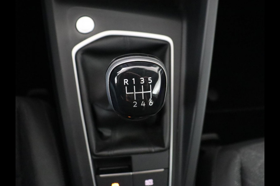 Volkswagen Golf 1.5 TSI Life | Camera | Carplay | Adaptive cruise | Sfeerverlichting | Navigatie | Full LED | Getint glas | Climate control