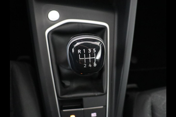 Volkswagen Golf 1.5 TSI Life | Camera | Carplay | Adaptive cruise | Sfeerverlichting | Navigatie | Full LED | Getint glas | Climate control