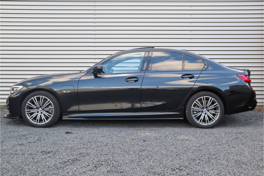 BMW 3-serie 320e M-Sport Glazen dak / HiFi / 50 Jahre / Camera / M Performance