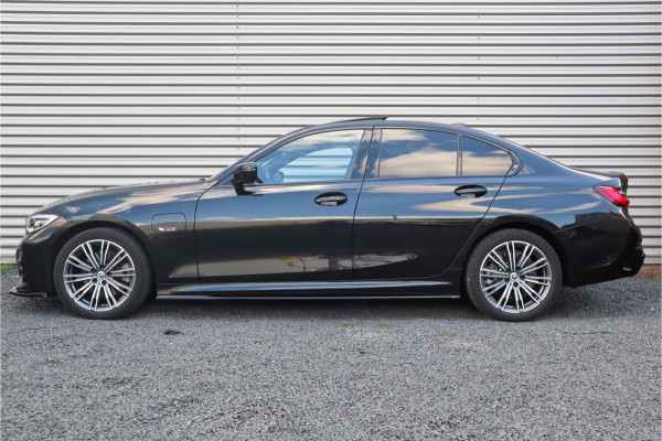 BMW 3-serie 320e M-Sport Glazen dak / HiFi / 50 Jahre / Camera / M Performance
