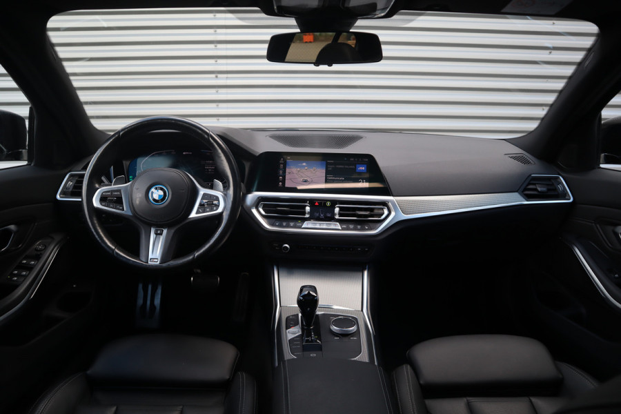 BMW 3-serie 320e M-Sport Glazen dak / HiFi / 50 Jahre / Camera / M Performance