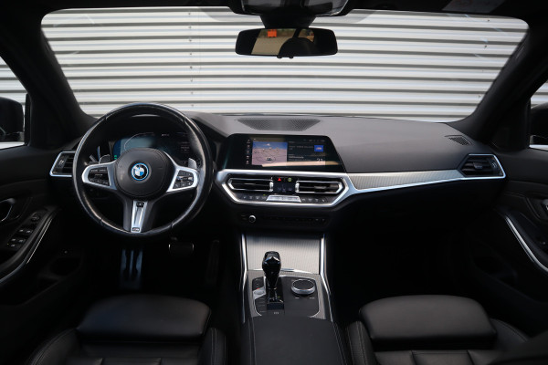 BMW 3-serie 320e M-Sport Glazen dak / HiFi / 50 Jahre / Camera / M Performance