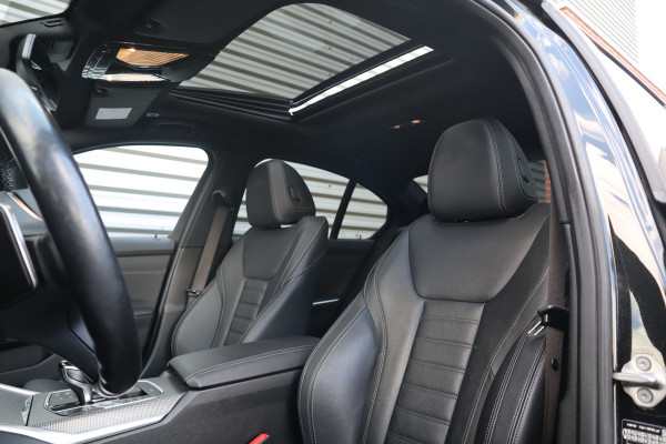 BMW 3-serie 320e M-Sport Glazen dak / HiFi / 50 Jahre / Camera / M Performance