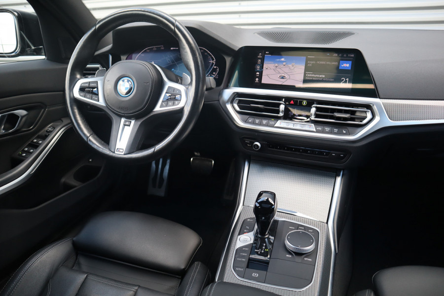 BMW 3-serie 320e M-Sport Glazen dak / HiFi / 50 Jahre / Camera / M Performance