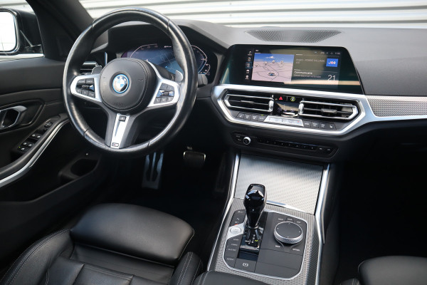 BMW 3-serie 320e M-Sport Glazen dak / HiFi / 50 Jahre / Camera / M Performance