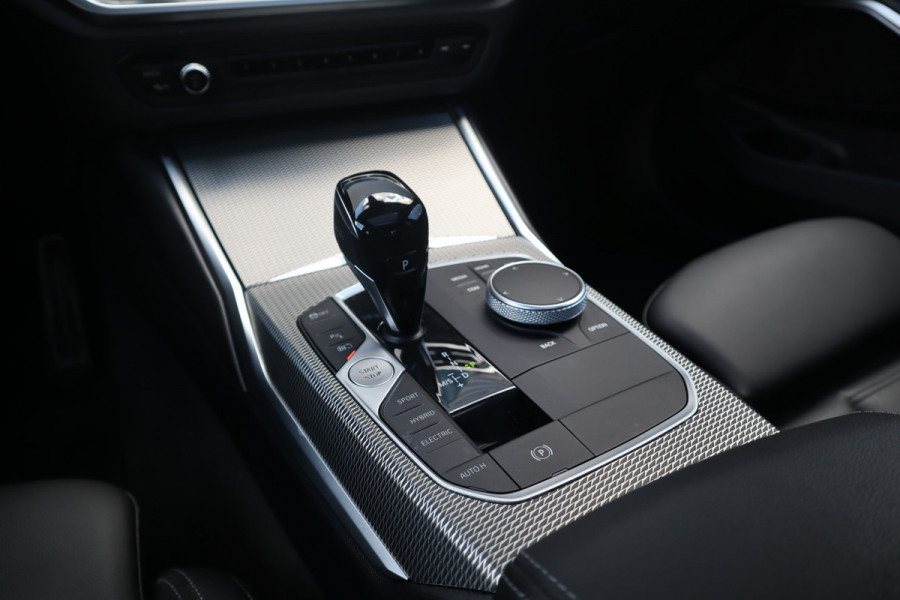 BMW 3-serie 320e M-Sport Glazen dak / HiFi / 50 Jahre / Camera / M Performance