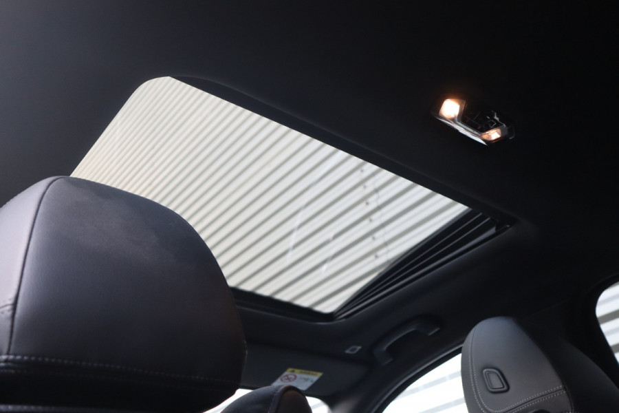 BMW 3-serie 320e M-Sport Glazen dak / HiFi / 50 Jahre / Camera / M Performance