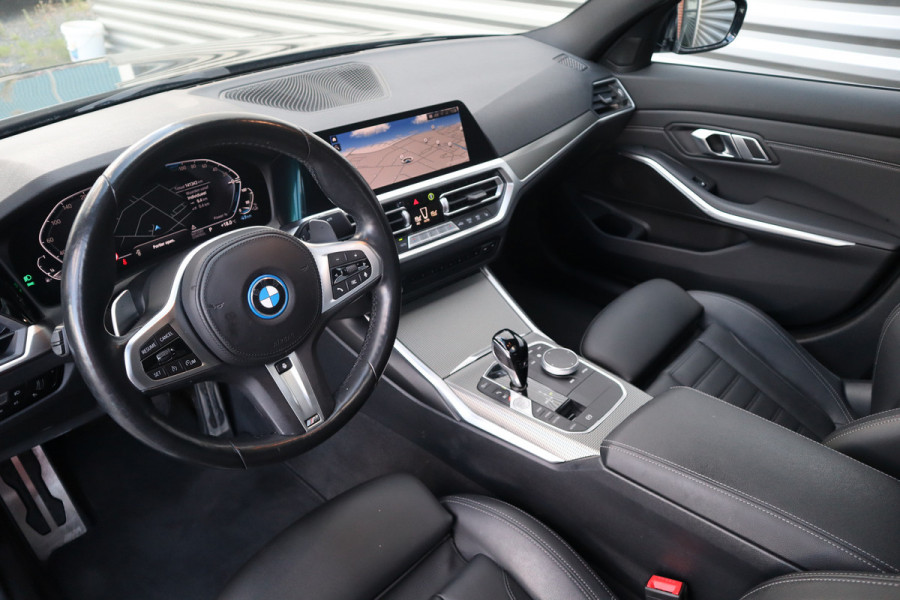 BMW 3-serie 320e M-Sport Glazen dak / HiFi / 50 Jahre / Camera / M Performance
